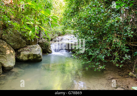 Belle cascade et les forêts tropicales au Parc National d'Erawan est une célèbre attraction touristique dans la province de Kanchanaburi, Sesana Banque D'Images