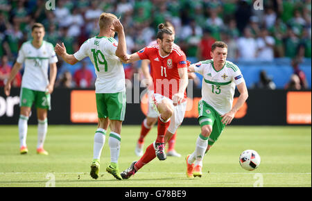 Pays de Galles' Gareth Bale batailles pour la balle avec l'Irlande du Nord est Jamie Ward (à gauche) et Corry Evans (à droite) pendant la série de 16 match au Parc des Princes, Paris. Banque D'Images