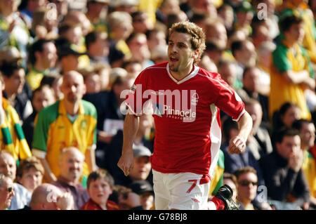 Darren Huckerby, de Nottingham Forest, célèbre son but d'ouverture contre Norwich City lors de son match national de la division un au Forest's City Ground. PAS D'UTILISATION DU SITE WEB DU CLUB OFFICIEUX. Banque D'Images