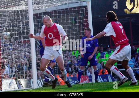 Pascal Cygan (à gauche) d'Arsenal se classe contre Everton lors du match Barclaycard Premiership entre Arsenal et Everton à Highbury, Londres. Banque D'Images