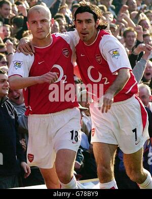 Pascal Cygan (à gauche) d'Arsenal célèbre son score avec Robert pires contre Everton lors du match Barclaycard Premiership entre Arsenal et Everton à Highbury, Londres. Banque D'Images
