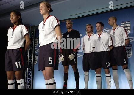 Les joueurs, de l'avant gauche: Rachel Yankey, Casey Stoney, David James, David Beckham, Michael Owen, et Rio Ferdinand portent la nouvelle piste de football de l'Angleterre pour 2003-5, dans un hôtel de Londres. Banque D'Images