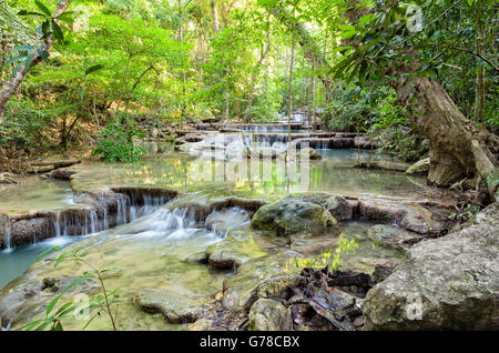 Belle cascade et les forêts tropicales au Parc National d'Erawan est une célèbre attraction touristique dans la province de Kanchanaburi, Sesana Banque D'Images