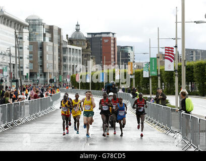 Le marathon des hommes traverse les routes de Glasgow lors des Jeux du Commonwealth de 2014 à Glasgow. Banque D'Images