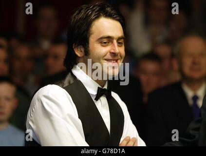 Ronnie O'Sullivan (Eng) d'Angleterre après avoir battu John Higgins en Écosse de 10 à 9 en cadres dans la finale du Snooker des maîtres irlandais au Citywest Hotel. Banque D'Images