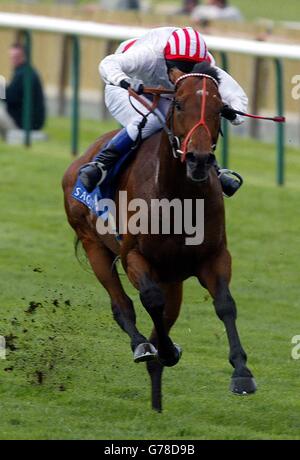 Warrsan est monté par le jockey Phillip Robinson, sur le chemin de gagner les Sagitta Jockey Club Stakes (Groupe 2) (classe A) à l'hippodrome de Rowley Mile, Newmarket. Banque D'Images