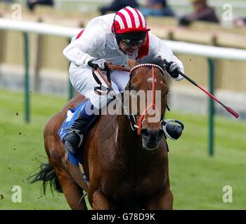 Warrsan est monté par le jockey Phillip Robinson, sur le chemin de gagner les Sagitta Jockey Club Stakes (Groupe 2) (classe A) à l'hippodrome de Rowley Mile, Newmarket. Banque D'Images