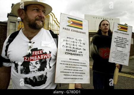 Le Zimbabwe Andrew Hall (à gauche), qui vit maintenant à Worcester et Harry Blackmore, tous deux du mouvement du changement démocratique au Zimbabwe, protestent devant le terrain de cricket d'Edgbaston à Birmingham, le début de la tournée de cricket zimbabwéenne en Angleterre. Banque D'Images