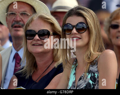 Courses hippiques - Glorious Goodwood - première journée - Hippodrome de Goodwood.Les Racegoers regardent les chevaux aller poster pendant le premier jour de la glorieuse Goodwood, West Sussex, Banque D'Images