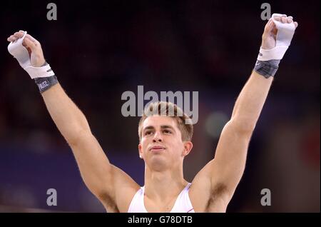 Le Max Whitlock d'Angleterre est en compétition sur les barres parallèles lors de la finale de l'équipe de gymnastique artistique masculine et de la qualification individuelle à l'Hydro SSE, lors des Jeux du Commonwealth de 2014 à Glasgow. Banque D'Images