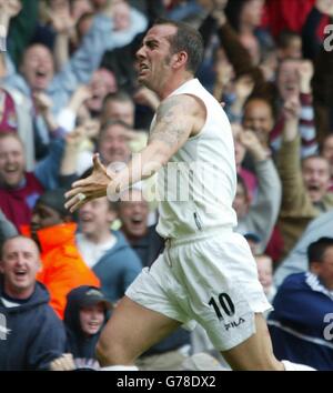 Paolo Di Canio de West Ham célèbre son but contre Chelsea lors de son match Barclaycard Premiership à Upton Park dans l'est de Londres. Banque D'Images