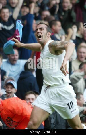 Paolo Di Canio de West Ham célèbre après avoir obtenu son score contre Chelsea lors de son match FA Barclaycard Premiership au West Ham's Upton Park Ground, Londres. Banque D'Images