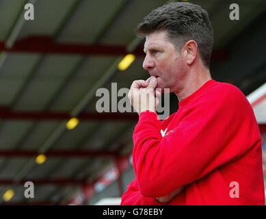 Gary Peters, directeur de l'Exeter, observe pendant son match national de la division trois contre Southend United à St James Park, Exeter. PAS D'UTILISATION DU SITE WEB DU CLUB OFFICIEUX. Banque D'Images