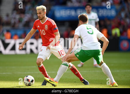 Aaron Ramsey (à gauche) du pays de Galles et Jonny Evans d'Irlande du Nord se battent pour le ballon lors du match de 16 au Parc des Princes à Paris.APPUYEZ SUR ASSOCIATION photo.Date de la photo: Samedi 25 juin 2016.Voir PA Story football pays de Galles.Le crédit photo devrait se lire comme suit : Joe Giddens/PA Wire.RESTRICTIONS : l'utilisation est soumise à des restrictions.Usage éditorial uniquement.Les ventes de livres et de magazines sont autorisées à ne pas être exclusivement consacrées à une équipe, un joueur ou un match.Aucune utilisation commerciale.Pour plus d'informations, appelez le +44 (0)1158 447447. Banque D'Images