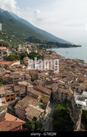 Vue sur les toits de la ville de Malcesine sur la rive du lac de Garde, Italie, du château (Castello Scaligero). Banque D'Images