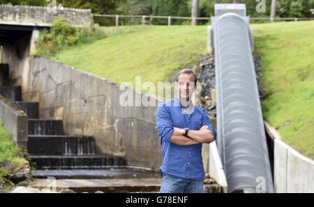 Acteur Robson Green à côté de la vis Archimedes de 17 mètres (56ft) qui a été installée et qui utilisera de l'eau pour produire suffisamment d'énergie pour éclairer les 350 ampoules de la maison Cragside de Northumberland, vieille de 150 ans. Banque D'Images