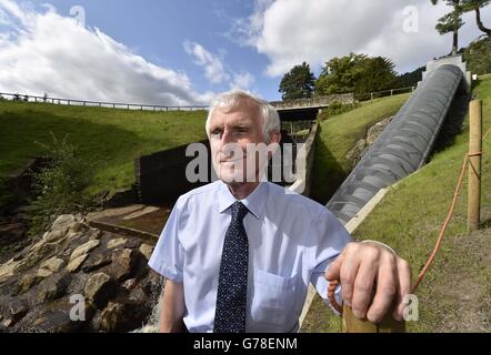 Le conservateur Andrew Sawyer à côté de la vis Archimedes de 17 mètres (56ft) qui a été installée et qui utilisera de l'eau pour produire suffisamment d'énergie pour éclairer les 350 ampoules de la maison Cragside de Northumberland, vieille de 150 ans. Banque D'Images