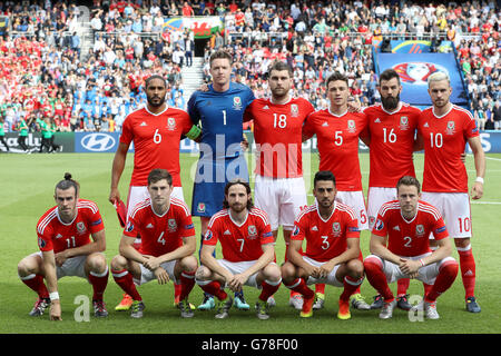 Groupe de l'équipe de galles, (rangée du haut de gauche à droite) Wales' Ashley Williams, gardien Wayne Hennessey, Sam Vokes, James Chester, Joe Ledley et Aaron Ramsey. (Rangée du bas de gauche à droite) Wales' Gareth Bale, Ben Davies, Joe Allen, Neil Taylor et Chris Gunter pendant la série de 16 match au Parc des Princes, Paris. Banque D'Images