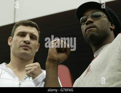 Lewis v Klitschko - Peser dans Banque D'Images