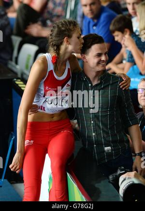 Isobel Pooley, en Angleterre, célèbre sa médaille d'argent au High Jump féminin, avec un baiser, au parc Hampden, lors des Jeux du Commonwealth de 2014 à Glasgow. Banque D'Images