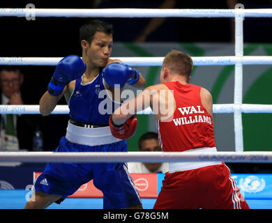 Ashley Williams (rouge) du pays de Galles en action contre le Devendro Laishram de l'Inde dans la mouche masculine légère (49kg) demi-finale 1 au SECC, pendant les Jeux du Commonwealth de 2014 à Glasgow. Banque D'Images