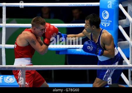 Ashley Williams (rouge) du pays de Galles en action contre le Devendro Laishram de l'Inde dans la mouche masculine légère (49kg) demi-finale 1 au SECC, pendant les Jeux du Commonwealth de 2014 à Glasgow. Banque D'Images