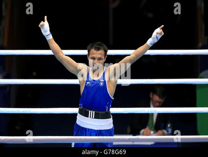 Le Devendro Laishram indien célèbre sa victoire contre Ashley Williams (rouge) du pays de Galles dans la demi-finale 1 de la mouche masculine (49kg) au SECC, lors des Jeux du Commonwealth de 2014 à Glasgow. Banque D'Images