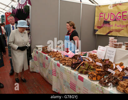 La reine Elizabeth II voit les étals lorsqu'elle a visité le 150e anniversaire de Turriff Show à Turriff, Aberdeenshire. Banque D'Images