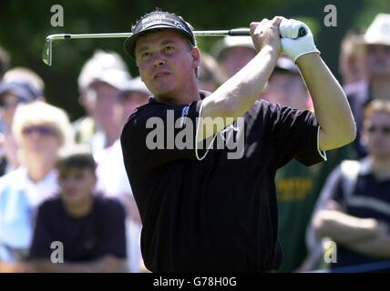 Darren Clarke, d'Irlande du Nord, est en train de partir lors de la dernière partie du Barclays Scottish Open au club de golf Loch Lomond, près de Balloch. Banque D'Images