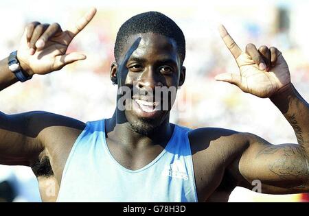 Dwain Chambers célèbre après avoir remporté le 100 m masculin lors de la Norwich Union Super League au stade international de Gateshead. Banque D'Images