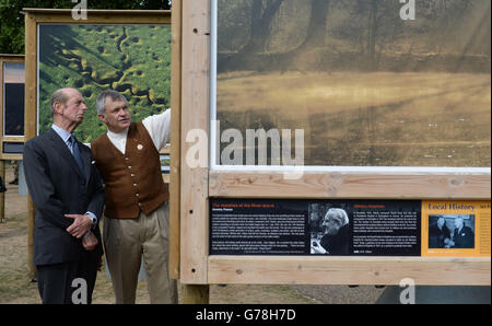 Le duc de Kent a fait le tour d'une exposition de photographies dans le parc St James's de Londres qui montrent les champs de bataille de la première Guerre mondiale tels qu'ils apparaissent aujourd'hui. Banque D'Images