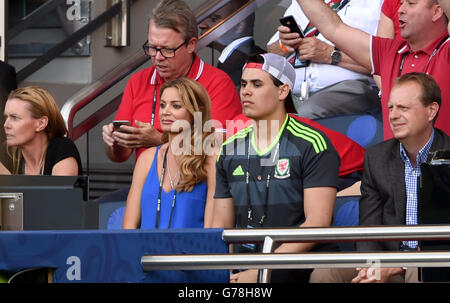 Femme de galles manager Chris Coleman Charlotte Jackson dans les stands avec son fils Sonny pendant la série de 16 match au Parc des Princes, Paris. Banque D'Images