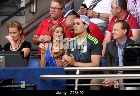 Femme de galles manager Chris Coleman Charlotte Jackson dans les stands avec son fils Sonny pendant la série de 16 match au Parc des Princes, Paris. Banque D'Images