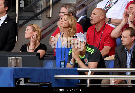 Femme de galles manager Chris Coleman Charlotte Jackson dans les stands avec son fils Sonny pendant la série de 16 match au Parc des Princes, Paris. Banque D'Images