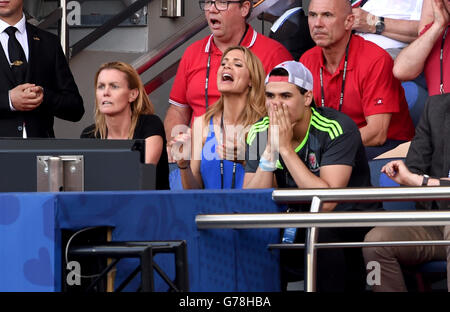 Femme de galles manager Chris Coleman Charlotte Jackson dans les stands avec son fils Sonny pendant la série de 16 match au Parc des Princes, Paris. Banque D'Images