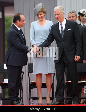 Le président français François Hollande se serre la main avec le roi Philippe de Belgique lors d’une cérémonie au Mémorial Inter-alliés de Cointe, à Liège, en Belgique, commémorant le 100e anniversaire du début de la première Guerre mondiale. Banque D'Images