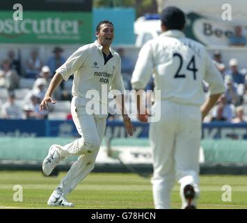 Steve Harmison, le joueur de Durham en Angleterre, célèbre le cricket de Stephen Fletcher, la star du Yorkshire à l'étranger, au Riverside, à Durham. Banque D'Images