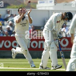 Steve Harmison, le joueur de Durham en Angleterre, prend la capture de Stephen Fletcher, la star du Yorkshire à l'étranger, lors de son propre bowling, au Riverside, à Durham. Banque D'Images