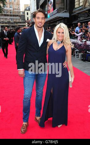 James Lock et Danielle Armstrong assistent à la première du nouveau film The Expendables III au cinéma Odeon de Londres. Banque D'Images