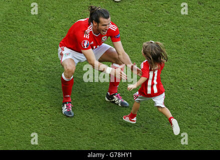 Pays de Galles' Gareth Bale célèbre avec sa fille Violet Alba après la ronde de 16 match au Parc des Princes, Paris. Banque D'Images