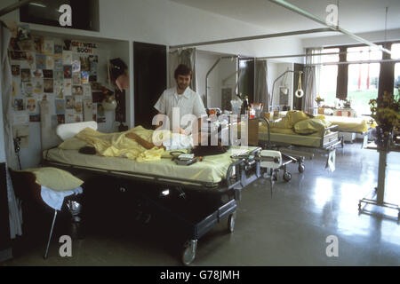 Norman Tebbit, secrétaire au commerce et à l'industrie, et Margaret, son épouse, ont été victimes de la bombe de l'IRA à Brighton et sont maintenant patients à l'hôpital Stoke Mandeville. La photo montre le quartier progressiste de l'unité des lésions médullaires - aile St David - à l'hôpital Stoke Mandeville, où Mme Tebbit sera déplacée après qu'elle ait été paralysée par la bombe de l'IRA à Brighton. M. Tebbit, qui se trouve dans une chambre séparée de l'hôpital, aurait été « l'usine ». Banque D'Images