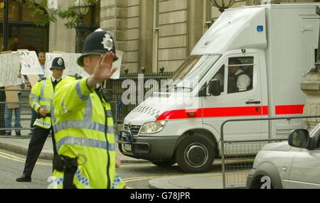 Babar Ahmad quittant le tribunal de la rue Bow, Babar Ahmad a été arrêté en vertu de lois anti-terroristes et est détenu sur mandat d'extradition américain. Un suspect de terrorisme qui doit être extradé vers les États-Unis estime que son procès est "politiquement motivé et déterminé à combattre les charges", a entendu un tribunal. Banque D'Images