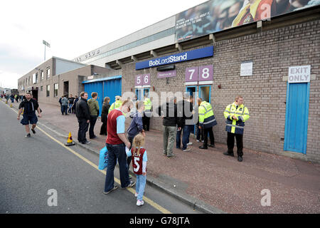 Les fans ont la queue pour passer par les tourniquets avant le match Banque D'Images