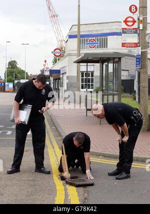 Des spécialistes recherchent des preuves à l'extérieur de la station de métro Hounslow West, près de l'aéroport d'Heathrow, qui a été fermé en raison d'une mordant fatale la nuit dernière. Banque D'Images