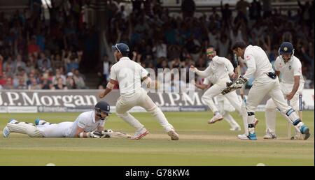 James Anderson, en Angleterre, est à court de course tandis que l'Inde remporte le match au cours du cinquième jour du deuxième test au terrain de cricket de Lord, à Londres. Banque D'Images