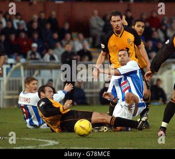 Tommy Widdrington, de Hartlepool, glisse le ballon devant Shane Tudor, de Cambridge United, lors de leur match national de la division trois au parc Victoria de Hartlepool.. Banque D'Images