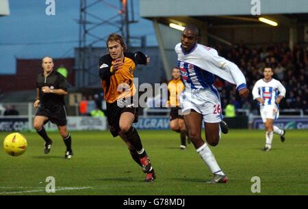 Marcus Richardson (R) de Hartlepool se bat pour le ballon avec Warren Goodhind de Cambridge United lors de leur match de division trois à l'échelle nationale au parc Victoria de Hartlepool. PAS D'UTILISATION DU SITE WEB DU CLUB OFFICIEUX. Banque D'Images