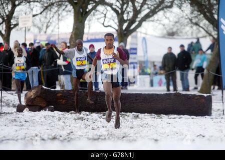 Kenenisa Bekele d'Ethiopie (C) mène le champ à travers la neige du parc des expositions de Newcastle dans la course masculine de 9k du Grand Nord de la Croix. Banque D'Images