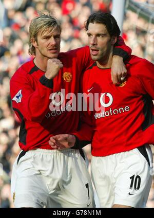 David Beckham, de Manchester United, félicite Ruud Van Nistelrooy, coéquipier de l'équipe, pour avoir marquant son premier but de la zone de pénalité lors de son match de troisième tour de la FA Cup contre Portsmouth au terrain Old Trafford de Manchester United. Manchester United défait Portsmouth 4-1. Banque D'Images