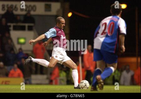 Paolo di Canio de West Ham marque le premier but de son côté à partir de l'endroit, lors du match Barclaycard Premiership entre West Ham United et Blackburn Rovers, à Upton Park. Banque D'Images